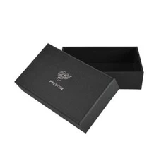 کرسمس گفٹ خانوں کے ساتھ سیاہ گتے باکس